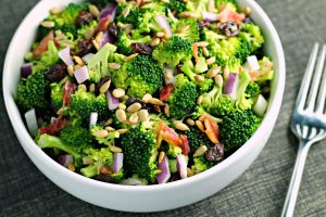 Brokolių salotos su kumpiu ir razinomis