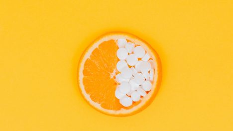 Apelsinas geltoname fone su tabletėmis viduje